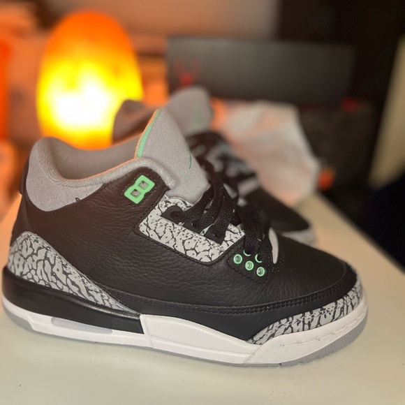 Brand New: Air Jordan 3 Retro (GS) - Picture 5 of 11